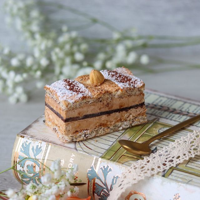 What’s better than crunchy almond sponge paired with roasted hazelnut butter cream and dark chocolate? Try this gluten-free masterpiece “St Eve” at #patisserielacigogne 👌🏻😋🍰