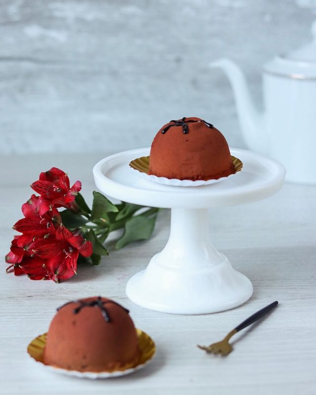 Share This Perfect Dessert “The Paradise” Orange Flavoured Chocolate Mousse With Grand Marnier Crème Brlûée Filling Finished With Sprayed Chocolate. 🍊🧡🎁